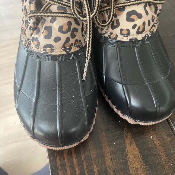 Magellan NEW Leopard Cheetah Duck Boots Size 6 Lace Up Water Outdoor - Picture 4 of 6